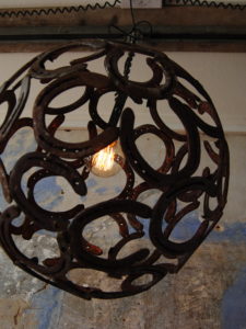 Hanglamp hoefijzers Roest. Doorsnede +/- 55 cm